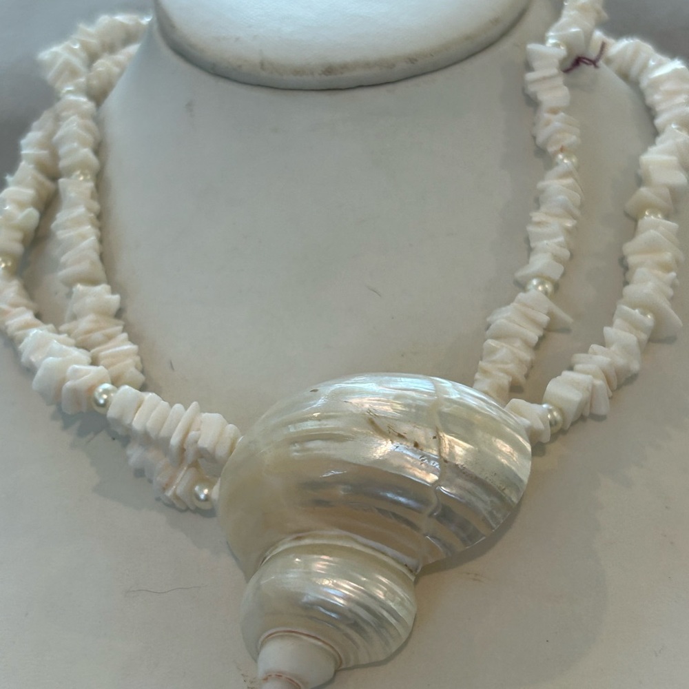Mother of Pearl large Shell Necklace w Dbl strand Shell Neck pearl accent 18”